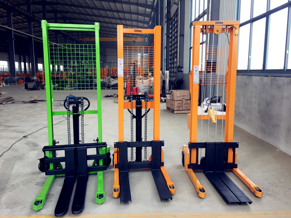 三款手動(dòng)堆高車(chē)對(duì)比，手動(dòng)堆高車(chē)價(jià)格可致電聯(lián)系客服了解--河北東圣吊索具制造有限公司--小型攪拌機(jī)|石材夾具|液壓堆高車(chē)|手動(dòng)叉車(chē)