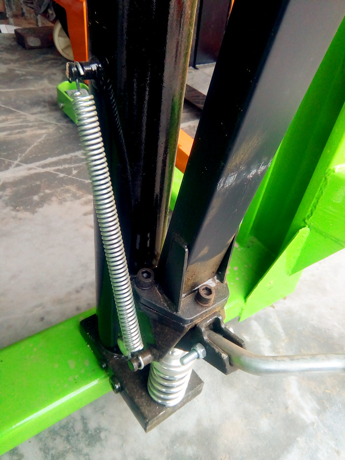 堆高車手動液壓產品具有你所想象不到的發展前景--河北東圣吊索具--石材夾具|小型攪拌機|液壓堆高車|手動叉車