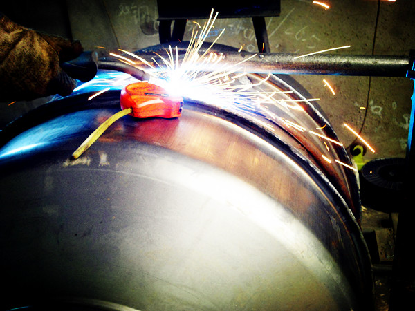 自制小型砂漿攪拌機焊接車間焊接--河北東圣吊索具制造有限公司--小型攪拌機|石材夾具|液壓堆高車|手動叉車 自制小型砂漿攪拌機焊接車間焊接--河北東圣吊索具制造有限公司--小型攪拌機|石材夾具|液壓堆高車|手動叉車