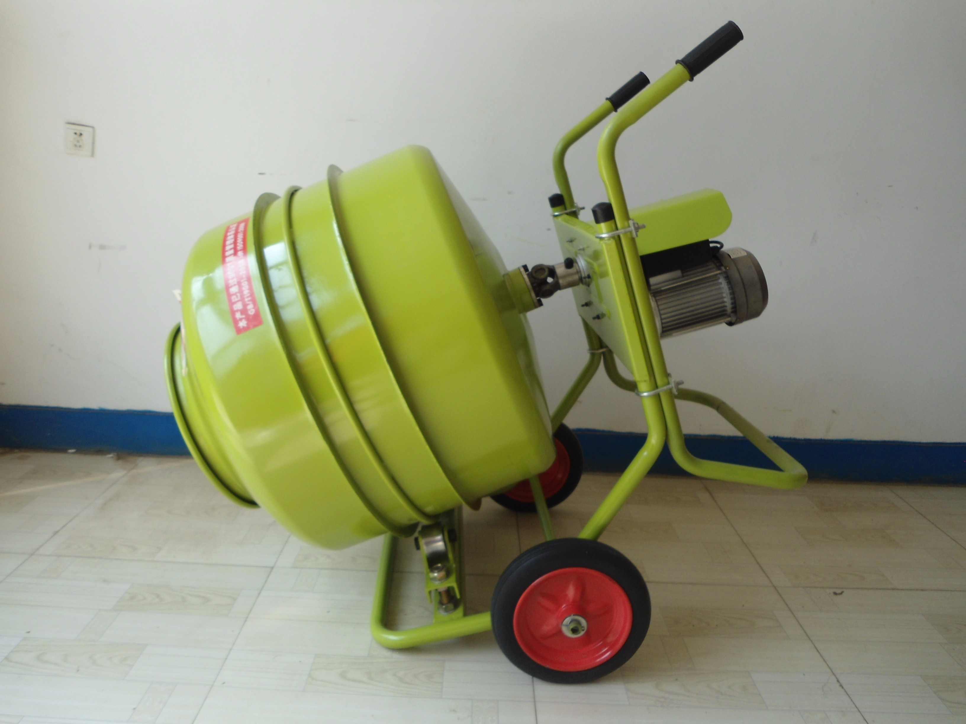 小型臥式攪拌機傾倒攪拌混合物狀態下展示--河北東圣吊索具制造有限公司--小型攪拌機|石材夾具|液壓堆高車|手動叉車