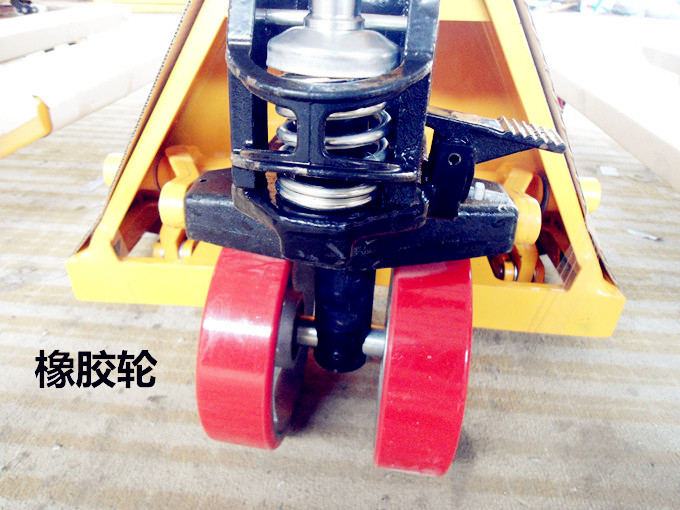 手動叉車橡膠輪細節(jié)大圖--河北東圣吊索具制造有限公司--手動叉車|液壓堆高車|石材夾具|小型攪拌機 手動叉車橡膠輪細節(jié)大圖--河北東圣吊索具制造有限公司--手動叉車|液壓堆高車|石材夾具|小型攪拌機