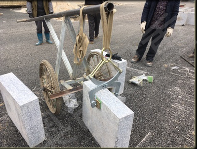 1噸起重吊裝帶與石材吊夾配合使用吊裝石材使用現場--河北東圣吊索具制造有限公司--吊裝帶