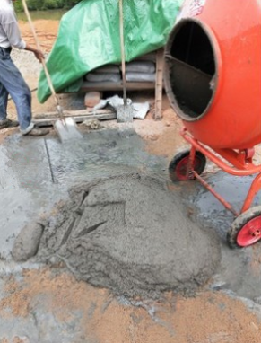 1200L自動(dòng)卸料小型攪拌機(jī)作業(yè)現(xiàn)場(chǎng)--河北東圣吊索具制造有限公司--小型攪拌機(jī)|液壓堆高車(chē)|手動(dòng)叉車(chē)|石材夾具